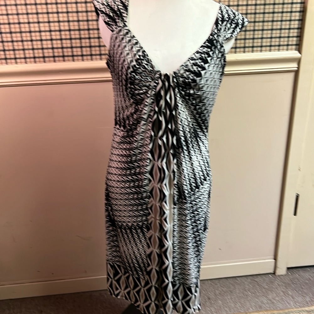 Maggy London 10 Sleeveless Dress in Geometric Print